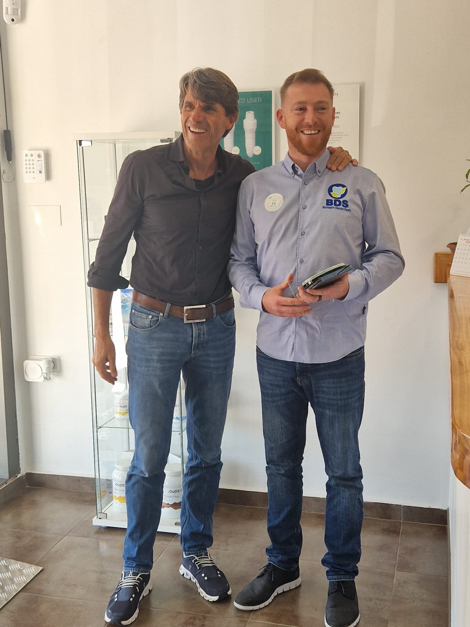 Dr. Parra receiving Ambassador award from Dr. Ulrich Volz